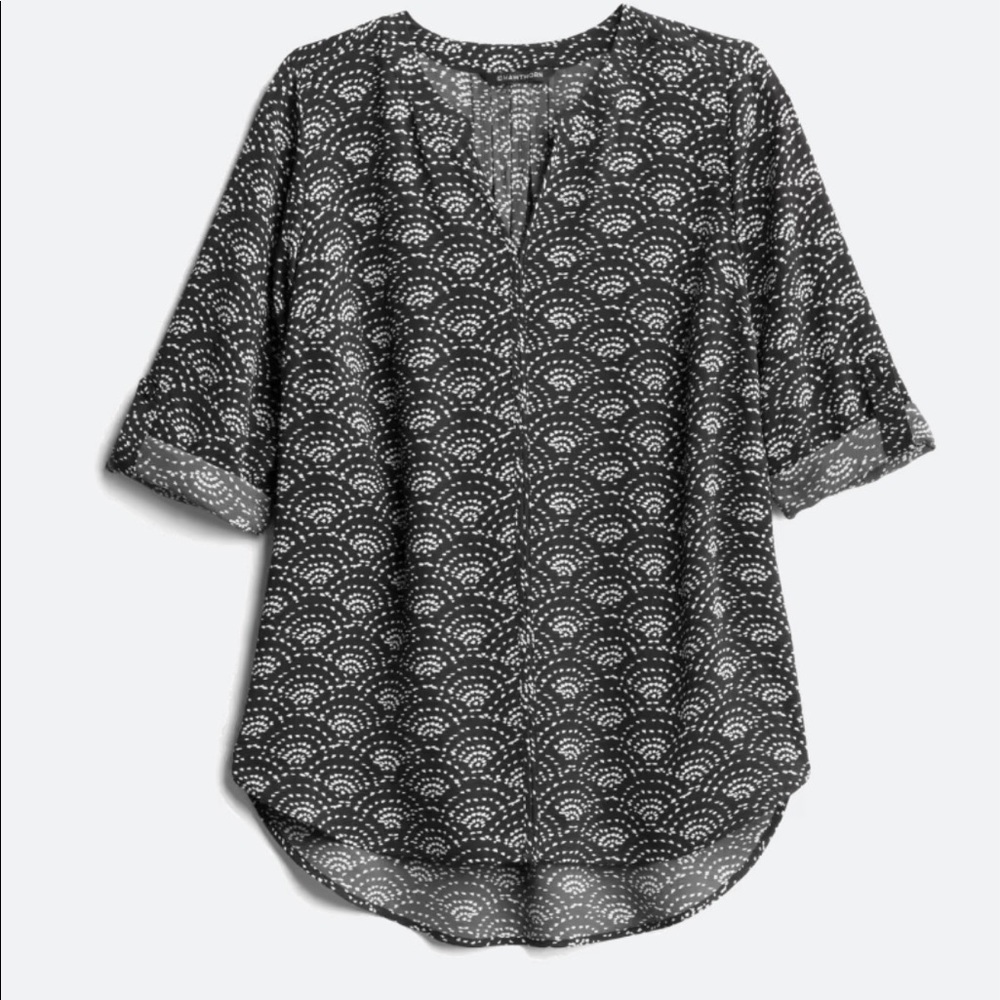 Graphic print black blouse 2x by 41 Hawthorn. Split neck high low hem